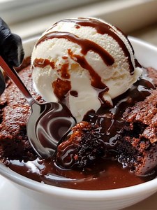 Southern Chocolate Cobbler 🍫 A classic Southern dessert with a rich, fudgy chocolate base that creates its own molten sauce as it bakes. Each bite delivers a perfect balance of gooey center and crisp, buttery edges, best enjoyed warm with a scoop of vanilla ice cream. Ingredients: 16 ounces cream cheese 1 tablespoon lemon juice 1 1/4 cups fresh strawberries Recipe in the Coʍʍеոτ 👇 | Recipes by banana