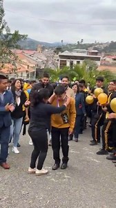 #ATENCION La Unidad Educativa Gualaceo organizo un recibimiento especial a JOSUE GUAILLAZACA Campeón Panamericano de Montaña y Trail en Colombia. 🥇 FELICIDADES #CAMPEÓN... GRACIAS POR DEJAR EL NOMBRE DE #GUALACEO Y EL #ECUADOR EN LO ALTO. | ADN Digital Gualaceo