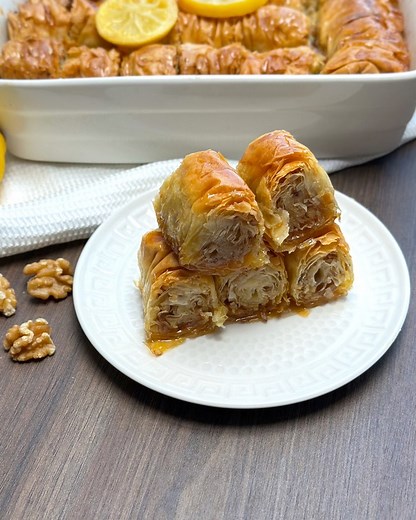 BAKLAVA - cel mai delicios desert cu nuca - rețetă ușoară explicată pas cu pas Rețeta scrisă: - un pachet foi de plăcintă - 200 g unt topit (82%) - 200 g nucă mărunțită Sirop: - 200 g zahăr - 200 ml apă - 2 felii de lămâie - un baton de scortisoara Spor la treabă! | E.Gustos by Ema Dobra