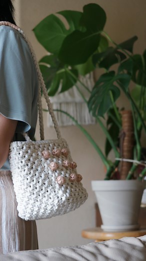 Macrame • Handmade • Tutorial • Fiber Arts on Instagram: "how to make macrame shoulder bag with some berry knots🪢 if you want to make it by yourself, please checkout my YT channel, link on my bio✨ what do you think about the bag❓ #macrametotebag #macramemarketbag #macrametotebag #macramebag #macramebottleholder #macramebottleholder #macramewallhanging #macramelove #macramemakers #macrameforbeginners #macrameminibag #knots #macramestrap #macramebottleholder #macramecoaster #handmade #diy #macram