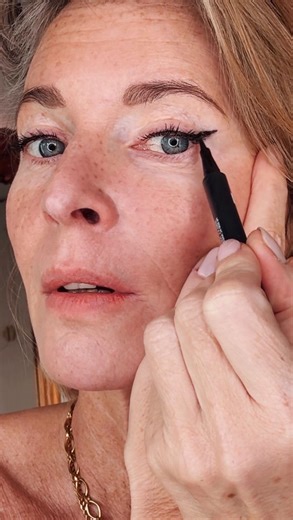 Denise Boomkens on Instagram: "With a little sunlight, everything feels better. I’m wearing a lace bodysuit paired with trousers I’ve had for nearly 20 years, layered with a Zara blazer that’s been in my wardrobe for a while now. The bag is new, from @clarisvirot such a wonderful brand, just like the ballerinas from @adeba_madrid Wishing you all a beautiful day. I hope the sun is shining wherever you are, even if only in spirit. ☀️ #mood #andbloom"