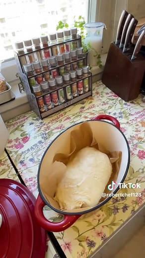 🔥 Házi kenyér recept – ropogós héj, puha bélzet 🔥 Ha egyszer megsütöd, nem akarsz majd boltit 😏👇 🥖 Hozzávalók: - 500 g kenyérliszt (BL80) - 360 ml langyos víz - 10 g só - 7 g szárított élesztő (vagy 20 g friss) - 1 teáskanál cukor 👨‍🍳 Elkészítés: 1. Élesztő felfuttatása: Langyos víz cukor élesztő → hagyd 5–10 percig, amíg felhabosodik. 2. Tészta: Liszt só, majd öntsd hozzá az élesztős vizet. Dagaszd kb. 10 percig, amíg szép sima lesz. 3. Kelesztés: Meleg helyen 1 óra, vagy hűtőben 8–12 ór