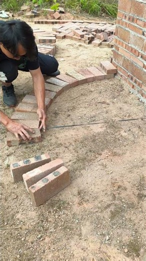 The principle of the compass is used to draw standard circular shapes. #building #tips