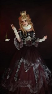 What if Alice never left Wonderland and became the next Queen of Hearts instead? ❤️👑