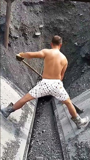 船舶卸货的第一视角，带你感受货堆带来的压迫感#施工现场实拍 #工地最靓的仔 @小陈开船Barge unloading | Satisfying VIdeo | Relaxing video