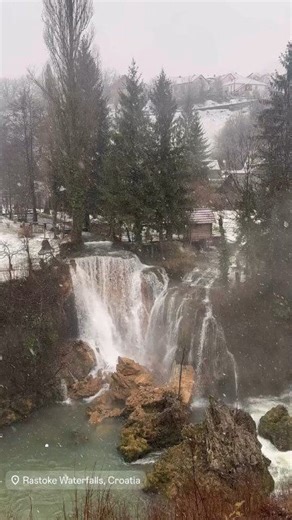 BEST PLACES TO VISIT AROUND PLITVICE LAKES IN WINTER Rastoke waterfalls and historic watermills covered in fresh snow 😍❄️🇭🇷 Learn more here: https://slunj-rastoke.hr/ . . . . . #rastoke #slunj #watefalls #croatia #winter | Plitviceblog