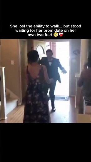 She lost the ability to walk... but stood waiting for her prom date on her own two feet 🥹❤️‍🩹