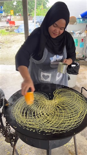 Mehul Hingu on Instagram: "Pouring patterns, serving art — Roti Jala in the making."