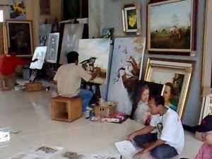 Galeri Lukisan Moses: Melukis Bersama (Painting together at Lukisan Moses' gallery).