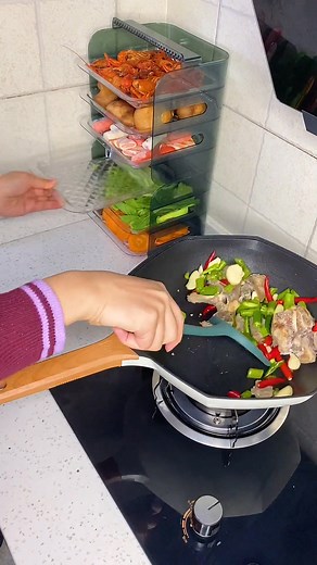 🏘️煮菜的时候👨‍🍳，准备材料弄到一大堆碗啊碟啊🥣🍛 不然就是做一道菜，准备一道材料😅 炒菜锅旁边放到满满，乱到~~~‼️ 🍛层叠备菜盘🍛 🤩有了它，厨房不再乱七八糟了✨ 💁🏻‍♀️可叠加式设计，别担心不够位👍🏼 🙌🏼上下叠层分类，有效避免串味🥰 🤏🏼抽屉式抽取，瞬间提升效率💯 😍内附防滑垫，菜盘倾斜也不易倒 | UMI Store 家具神器