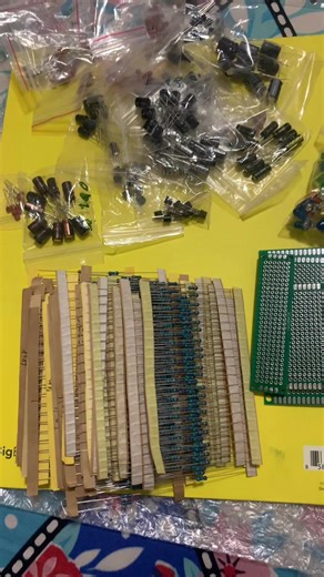 Tu veux te lancer dans l’électronique ? Voici le kit parfait pour débuter ou compléter ton labo : \t•\tRésistances, condensateurs, transistors \t•\tDiodes, LED, potentiomètres \t•\tCircuits intégrés, haut-parleur, PCB Tout est là, prêt à l’emploi ! Dispo dès maintenant sur E-Lab360 tel:777173715 Prix mini, composants maxi ! #Electronique #Maker #TechDIY #ELab360 #SenegalTech #ComposantsElectroniques