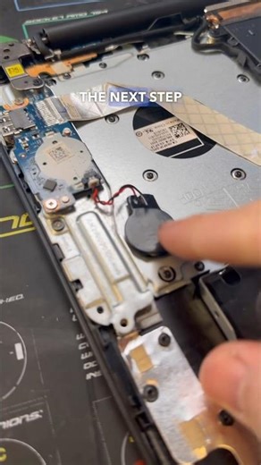 Laptop STUCK In Boot Loop! 🔁 Part 1/2 #shorts #pc #pcrepair #computerrepair #laptoprepair