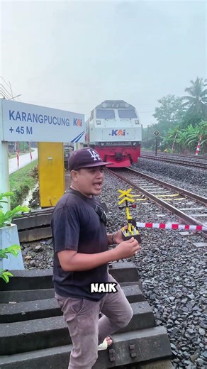 Bapak-Bapak Membuka Mainan Palang Pintu Panjang Berangkatkan Kereta Api #palangpintukeretaapi