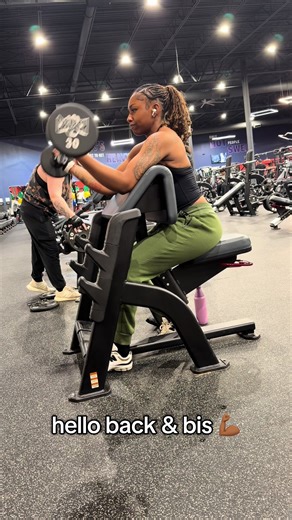 nothing feels better than not only feeling stronger but looking it too. i’ve seen so much progress since changing my split but trust me i’m just getting started 🙂‍↕️ #backandbiceps #fitmom #gymtok #fyp