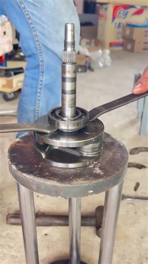 mechanic tricks to open crankshaft bearings with simple tools #tutorial