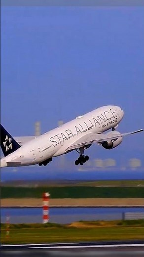 Boeing 777 Takeoff | United Airlines