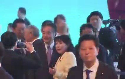 歩くたびに誰かと握手する岸田元総理途中で「スッ…」と立ち上がった中曽根康隆さん、なんだろうと思ったら、岸田文雄さんに挨拶していてさすがだ。