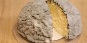 A cheese shop in London's Borough Market serves the 'moldiest cheese in London' — here's what it tastes like