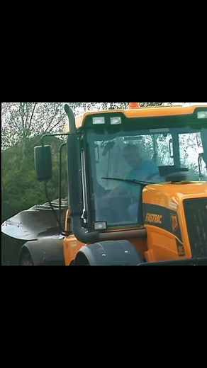 Hop on the trend 😎. #fyp #fypシ #jcbfastrac #3185 #3185fastrac #2002 #backintheday #backbritishfarming🇬🇧 #agri #yfcdoitbest #xyzbca #trending #viral