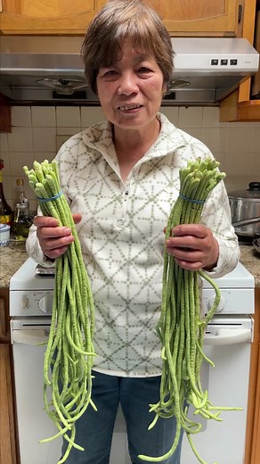 Mama Lin showing us how to pick yardlong beans aka Chinese long bean #mamalin