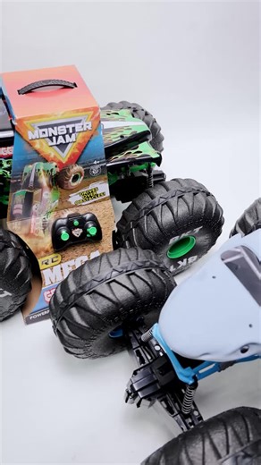 ¡El monstruo más grande está suelto! 🛻⚡ Maneja a control remoto este increíble Monster Jam de más de 60cm. El Mega Grave Digger no solo rueda… ¡aplana, salta y conquista! ¿Estás listo para liberar el poder? | Spin Master México