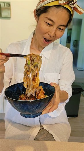 Noodles? Daikon… but make it soba 😳 Shaved daikon turns into chewy, springy “soba-style noodles” — low-carb & gluten-free. If I didn’t tell you, you’d never guess! -Ingredients (Serves 2) Daikon radish: 1 (500–600g, thick & straight is best) Salt: 1 tbsp (to draw out moisture) Buckwheat flour (GF) or plain flour: ~100g (adjust as needed) Potato starch: ~100g (use in 2 batches) Olive oil (or any oil): 1 tbsp Sauce/toppings: mentsuyu, dashi-based sauce, 100g pork slices 50g kimchi 30g miso 5g das