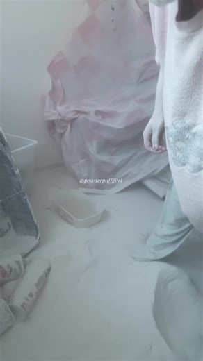 Please ignore my clothes… I know it looks a bit weird. 😂They’re still from before I lost weight, but they’re still fine to wear at home. 😁 #powderplay #highfalls #powderplayasmr #dusty #asmrsounds