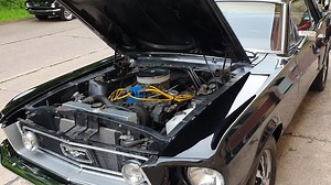 und hier noch ein kurzes Video vom 68er Ford Mustang 1968 289er V8, Automatik, Servo, Bremskraftverstärker mit Scheibenbremsen vorn, Klimaanlage original raven black, original rote Innenausstattung, Unterboden ungeschweißt und original 34900 € zulassungsfertig | OL.D. US-Cars Gera