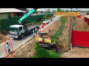 WOW Omg!! Dozer KOMATSU launches first plan,slips into ditch,Stuck in the mud rescued by 10Ton Crane