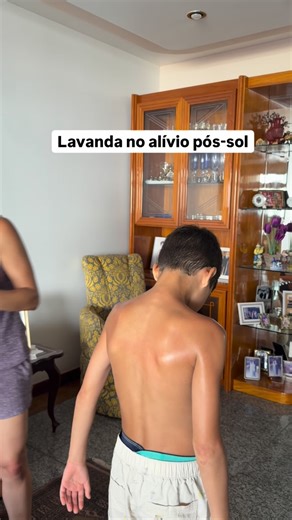 Júnia Carraretto on Instagram: "Após a exposição solar, a pele ativa mediadores inflamatórios e perde parte da sua função de barreira. O óleo essencial de Lavandula angustifolia é rico em linalol e acetato de linalila, compostos amplamente estudados por suas propriedades anti-inflamatórias, calmantes e regeneradoras da pele. Quando corretamente diluída, a lavanda pode auxiliar: ✔️ na redução da sensação de ardor ✔️ no conforto cutâneo pós-sol ✔️ no suporte à regeneração da epiderme Aqui em casa,