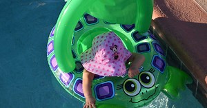 Un bébé d'un an meurt après être tombé dans la piscine familiale