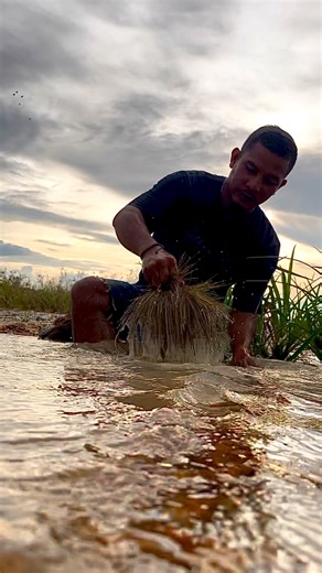 4.5K views · 21 reactions | Here's how...!!! Panning using traditional equipment at large rock sites. #goldpanning #traditional #panning #gold #huntinggear #freedom #photography | Jonnaidi Jhon Diamond | Facebook