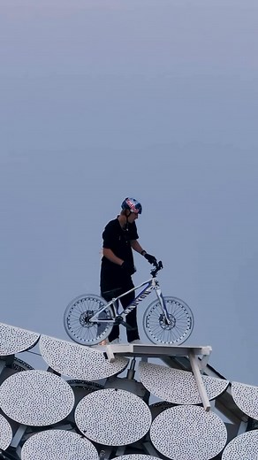 "Riding high above the city! 🤯 At this altitude, you better believe I'm double-checking these brakes. No room for error up here! 😅 #UrbanBiking #ExtremeCycling #HighAltitudeRiding #adrenaline #viralvideos #extreme #instagood #wow #bike | Extremenaturesport