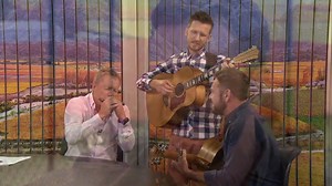 🍳 #Ontbytsake se Dawie, Leon en Pietman bederf ons met hul weergawe van die lied 'Flower of Scotland' 🌹🎵 | kykNET