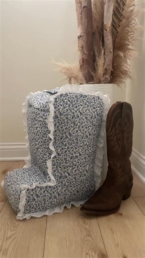 Courtney Parkes on Instagram: "boot bag tutorial 🧵🪡 👢 tag me if you make it 😍 #sewingtutorial #sewingproject #diysewing #sewingproject #sewistsofinstagram"