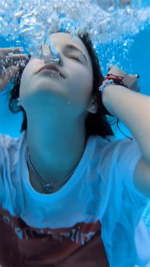 Clandestina on Instagram: "T-shirt Piscina ya está en el agua, perdón, en la tienda ️ Justo lo que necesitas para entrarle de clavado al verano  Por cierto, ¿eres team piscina? 樂"