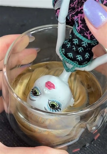 Restauration de cheveux d'une poupée ancienne