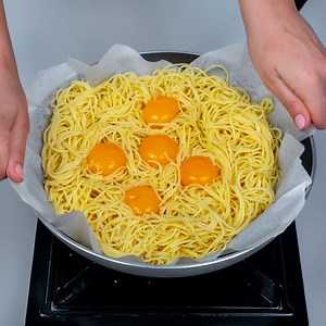 602K views · 4.8K reactions | Nu mai merg in restaurante italiene. Cele mai bune paste gatite acasa! Ingrediente: ouă - 4 buc sare - 10 g piper negru - 5 g spaghetti fierte - 350 g mozzarella - 100 g LA FOC ÎNCET 15 MIN LA FOC ÎNCET 10 MIN pastă de roșii - 80 g busuioc - 15 g mozzarella - 150 g LA FOC ÎNCET 10 MIN | Cookrate - Romania | Facebook