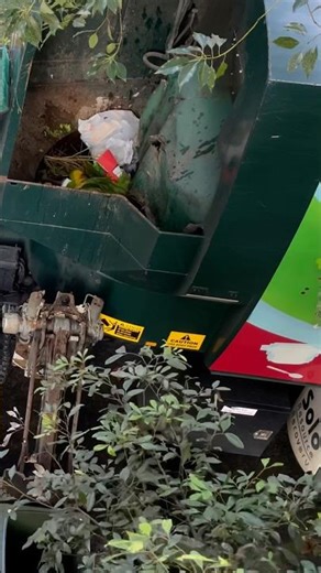 2123 Paddle Compacting Garbage View #garbagetruck #sideloader #paddle #satisfying