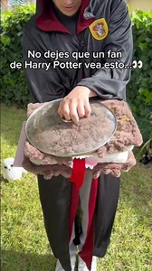 Este peluche almohada de Harry Potter inspirado en el Monster Book of Monsters #harrypotter