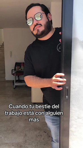 Humor en Logística: Cuando tu Bestie Está Ocupada