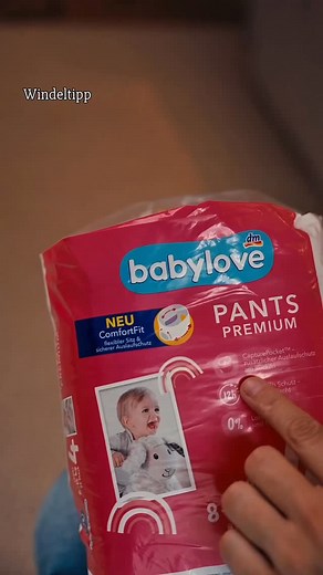 Hebamme Maike Campen, Familiencoach, Twinmom on Instagram: "Anzeige @dm_glueckskind Ein tolles babylove Produkt passt jetzt noch besser – die babylove Premium Pants! Ich zeige euch gern immer wieder meine Lieblingswindeln und diese gehören auf jeden Fall dazu! 💜 Die babylove premium Pants, sind der perfekte Begleiter für eure Minis, wenn sie z.B. nicht mehr gern auf dem Rücken liegen & sich beim wickeln weg drehen! 😵‍💫 Ihr könnt sie bequem auch im stehen anziehen! Sie wurden in ihrer Passform