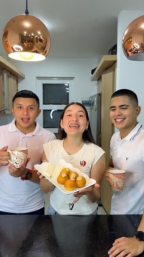 Mis amigos y yo Hicimos buñuelos rellenos de Dulce y chocolate Caliente 😌🤭🤤 INGREDIENTES: -300 gr de premezcla de buñuelos -300 gr de queso rallado tipo costeño o campesino -100 ml de agua de a chorritos Para el chocolate: -3 tazas de leche -3 pastillas de chocolate sin azúcar -2 cucharadas de azúcar TIPS PARA HACER BUÑUELOS: Todo el mundo teme hacer buñuelos pero es más fácil de lo que piensas; para comenzar debes calentar bien el aceite a fuego bajito. Prueba echando un pedacito de masa, si