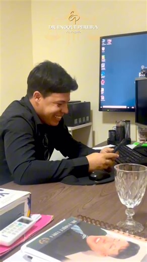 Dr Enoque Pereira | Advogado on Instagram: "⚖️ Advogar é Lutar por Sonhos Reais! Nada se compara ao momento em que o direito é reconhecido e um sonho é devolvido a quem quase desistiu. A advocacia não é só profissão, é propósito, é lutar todos os dias para transformar injustiça em vitória. É sobre pessoas, histórias e conquistas reais. ✨⚖️ . . . . . . #AdvocaciaComPropósito #PrazerDaAdvocacia #Justiça #Direito #Advogado #Vitória #Conquista #Direitos #ColaçãoDeGrau #Sonhos #ReelsJurídico #Advocac