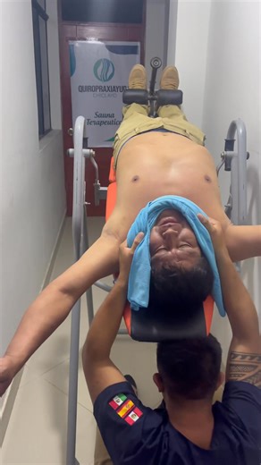 Descomprensión vertebral Tabla De Inversion para descomprimir columna vértebra @quiropraxiaayudachiclayo #tabladeinversión #DescomprensiónDiscal #DescomprensiónDeColumna #TerapiaDelDolor #Alivio #ViveSinDolor #AdiósHernias #AbombamientoDiscal #Quiropraxia #Osteopatía #videoviralシ #viralシ2025 #Seguidores | Quiropraxia Ayuda Chiclayo