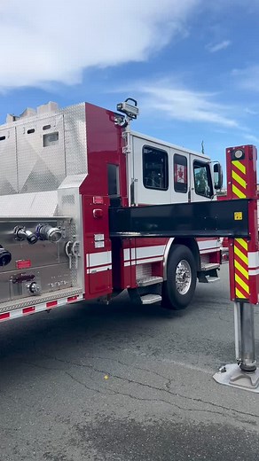 Charity Pumpkin Smash - “Don’t trash it, smash it!” Hosted by HMCS Calgary and CFB Esquimalt Fire Rescue, this year’s Pumpkin Smash was a blast! On Sunday, families gathered to watch their pumpkins take a thrilling 115 foot drop from the top of the Fire Rescue’s ladder truck. From spectacular splats to eco-friendly composting, the event was a fun and meaningful way to wrap up spooky season. #CFBEsqSupports! - Activité de bienfaisance Pumpkin Smash – « Don’t trash it, smash it! » (ne les jetez pa