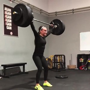 🎙: crossfittraining: The hang snatch is a variation of the snatch that offers multiple benefits to the athlete. The barbell can start anywhere from just below the knee caps to all the way to the upper part of the thighs. In this example, the bar begins just above the knees. All variations of the hang snatch allow athletes to focus on the second pull (extension), and the third pull (under the bar) without the added complexity of the first pull (from the floor). These movements serve as useful pr