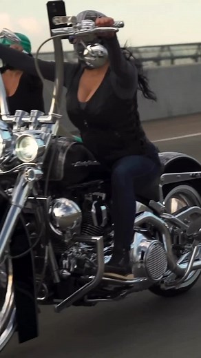 Female Harley Davidson Riders: Girls Riding Motorcycles