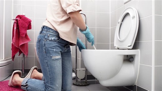 Cleaning The Toilet With Coca Cola? Yeah It’s Weird But It Might Just Work