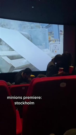 Guy Clapping at Cinema Meme - Find Them Clapping Every 5 Sec